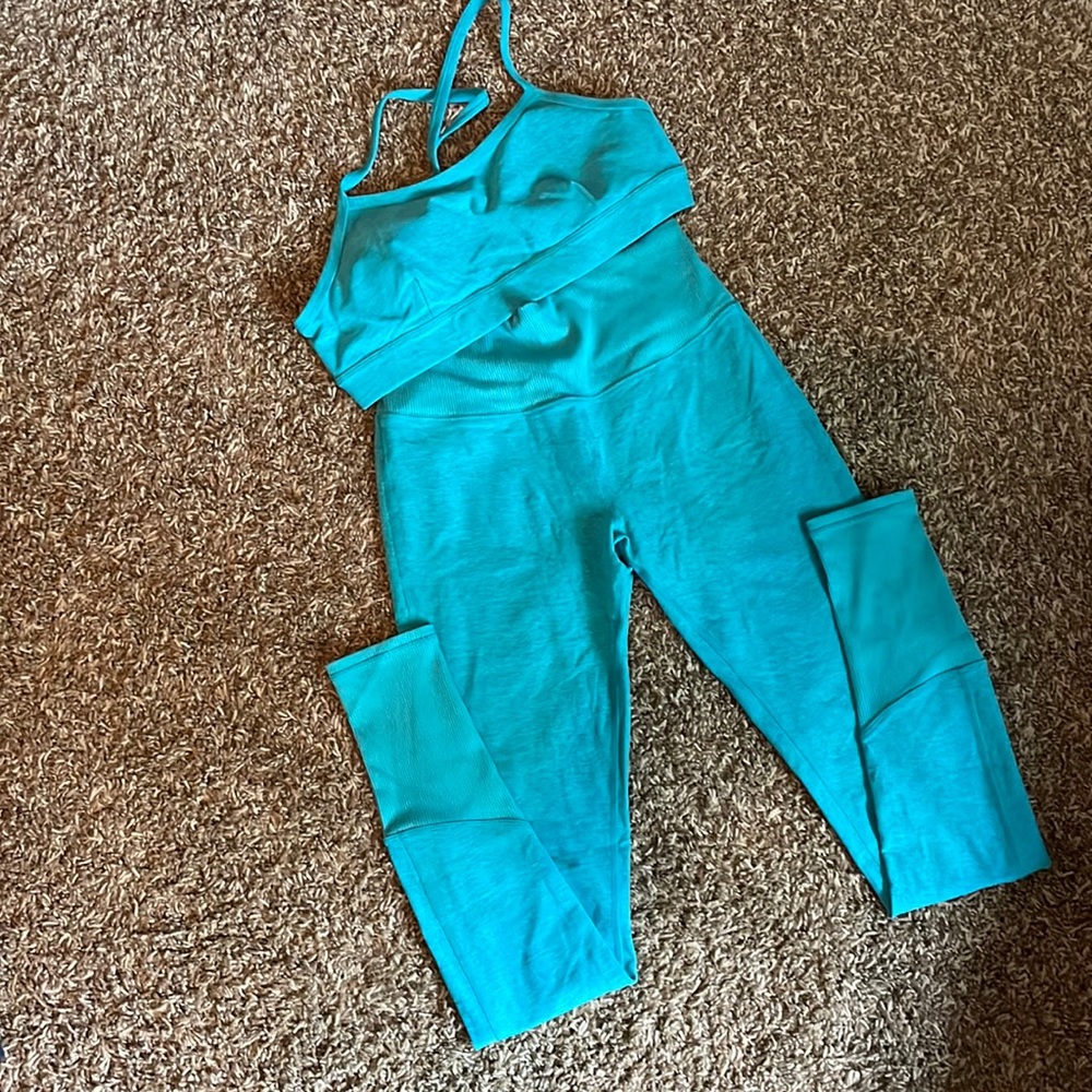 EUC Alo Yoga lounge set size small bottoms size medium top